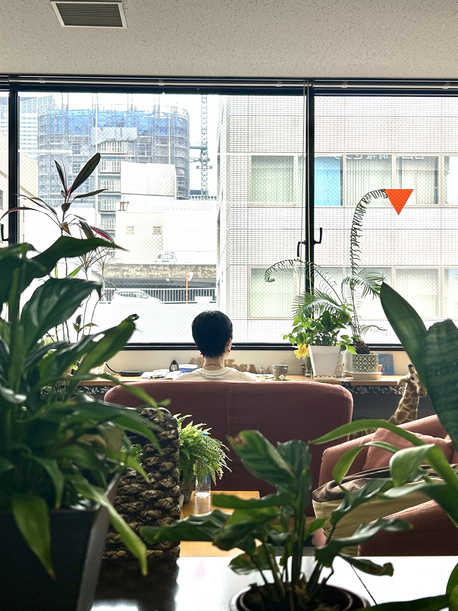 窓辺のカウンターでお茶を飲みながら過ごす時間